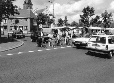 842782 Afbeelding van de onveilige verkeerssituatie voor fietsers op de kruising van de Stationsweg (links) en de ...